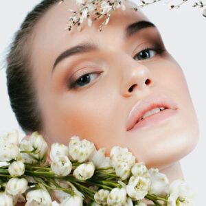 shutterstock_2249690463-scaled-e1748437772453-300x300 Cursos maquillaje profesional online